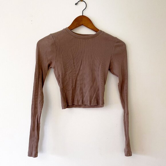 Aritzia Tna Cropped Rib Long Sleeve Tee in Turner Taupe, size Small - Picture 2 of 5